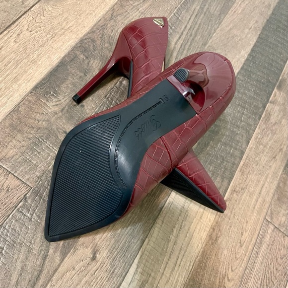 🚫SOLD🚫GUESS Heels - Picture 16 of 16